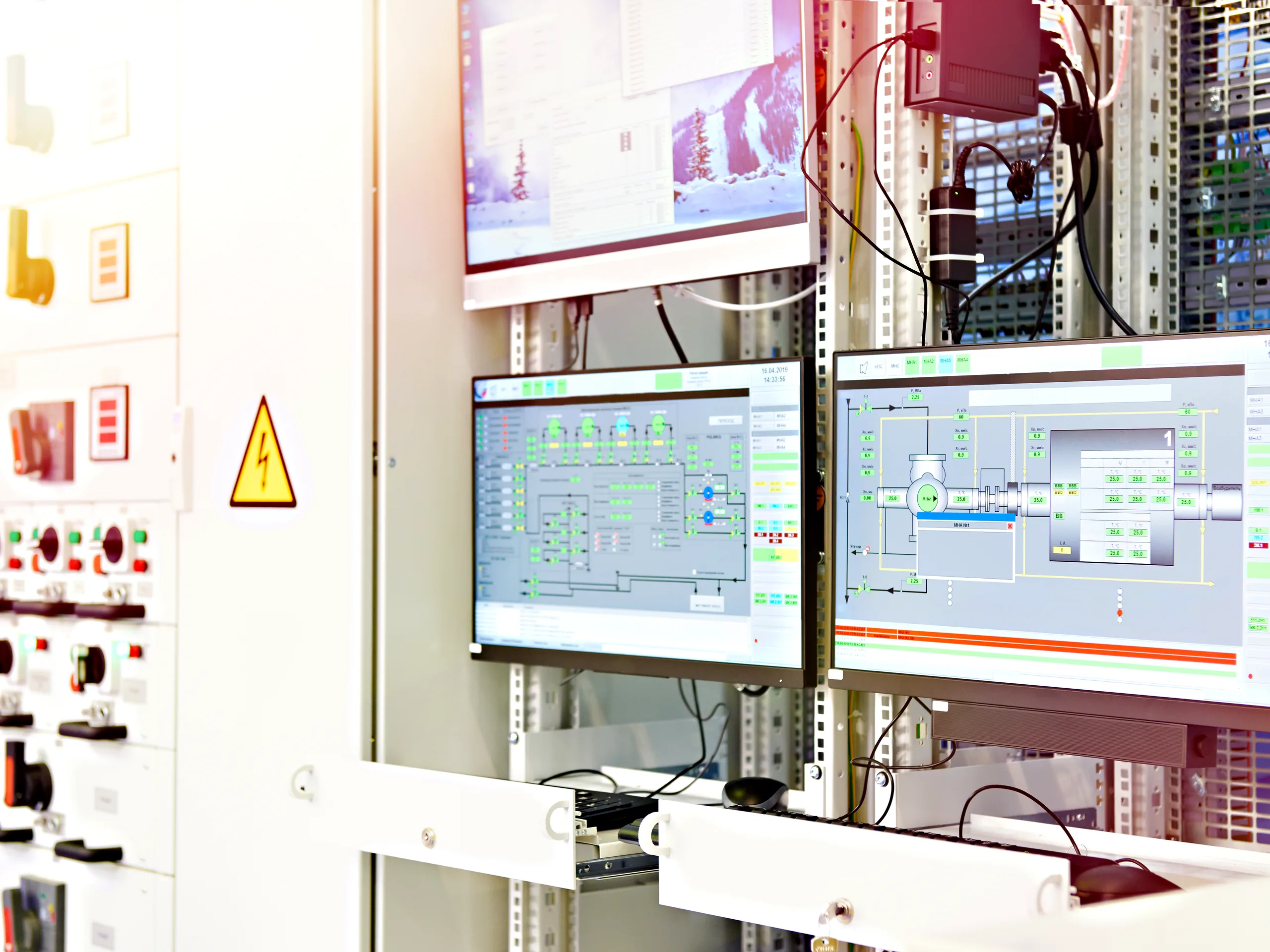 Process screens monitoring a plant in real time