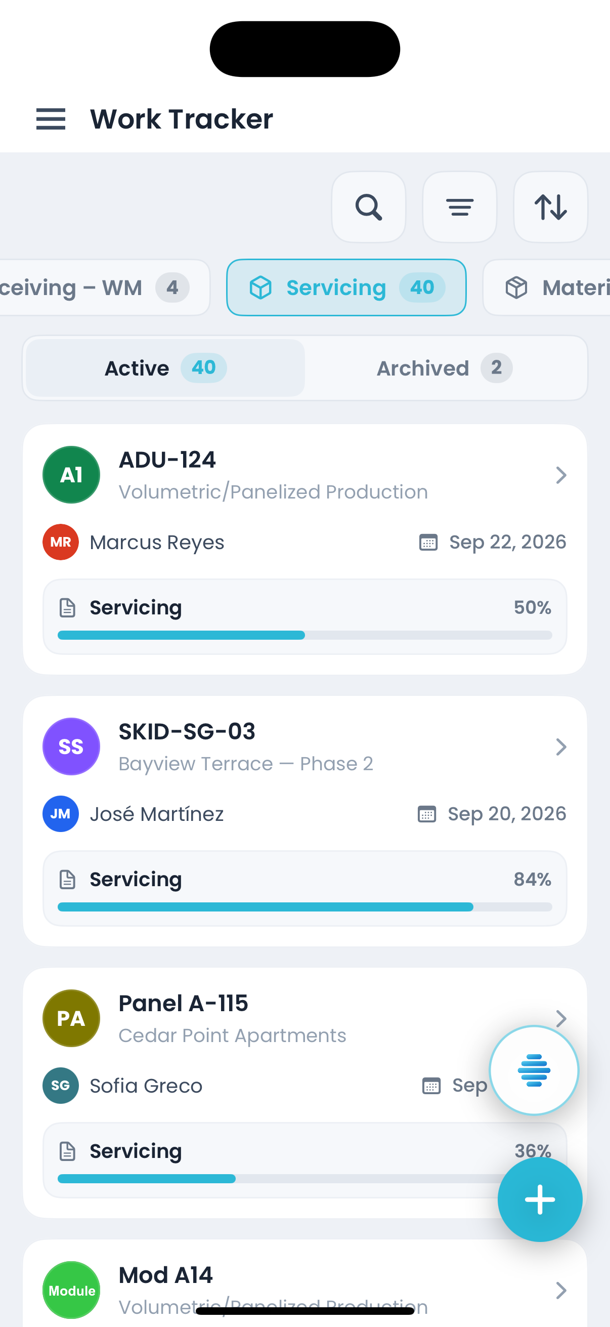A recurring servicing table on iPhone, each machine with its technician, due date and packet progress